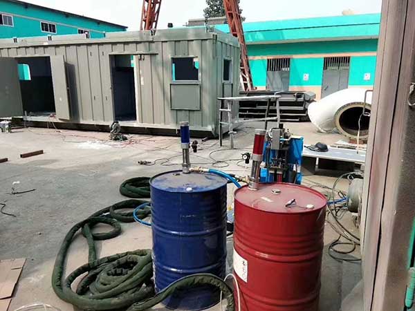 集裝箱保溫聚氨酯噴涂保溫層澆注(圖1) 集裝箱保溫聚氨酯噴涂保溫層澆注