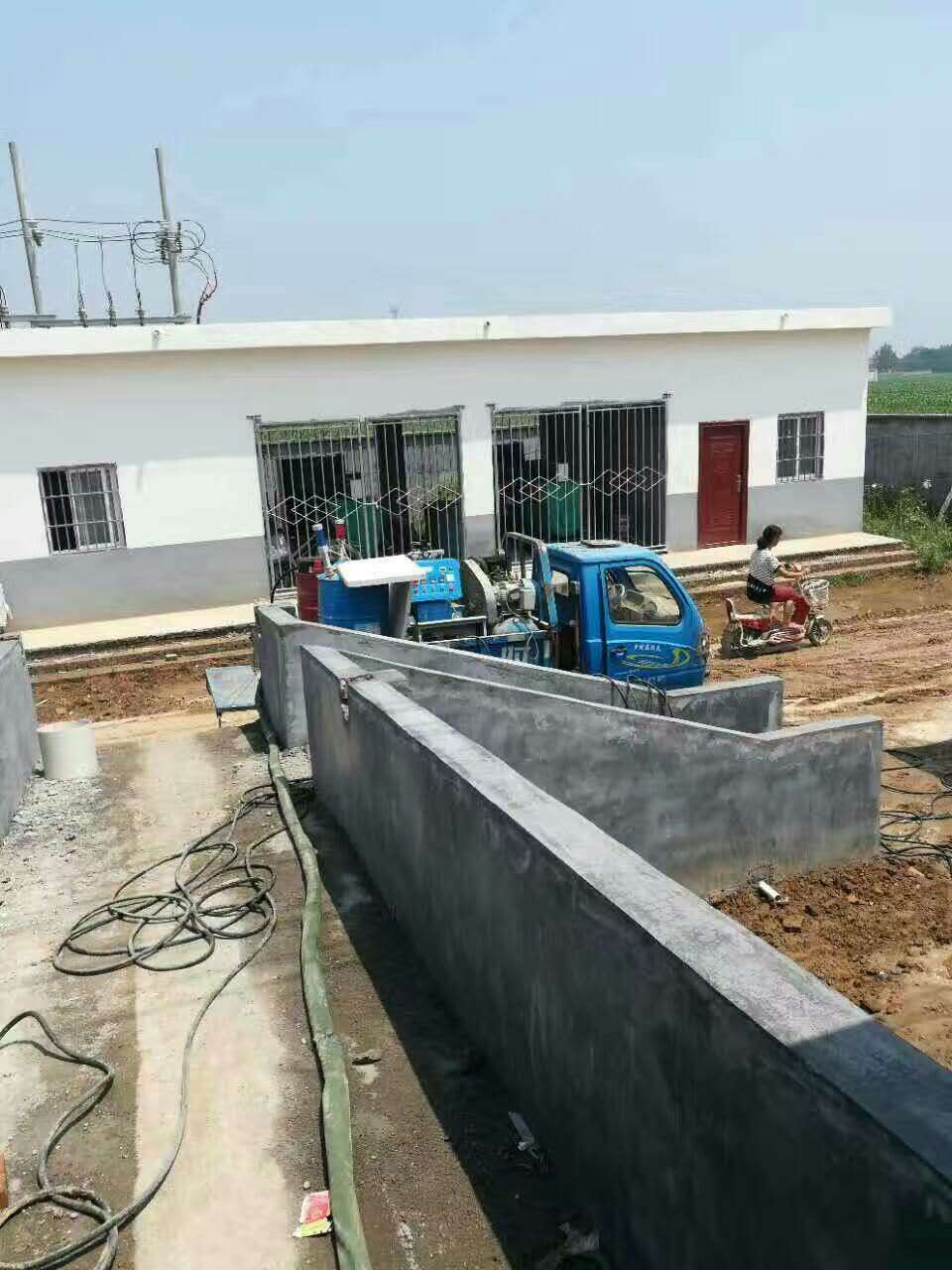 雞鴨幼苗培育養(yǎng)殖舍聚氨酯保溫噴涂機(jī)(圖1) 雞鴨幼苗培育養(yǎng)殖舍聚氨酯保溫噴涂